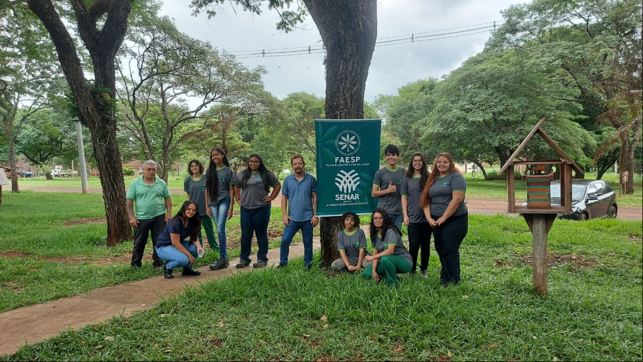 Jovens Aprendizes se Capacitam em Coleta de Sementes e Produção de Mudas